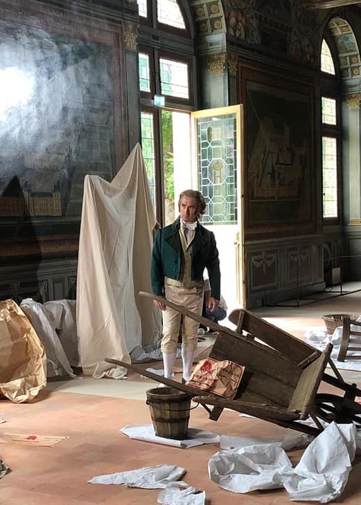 Christophe Maziere en costume historique dans une scène de château